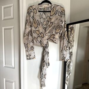 ✨Stunning Cropped Long Sleeve Wrap Blouse